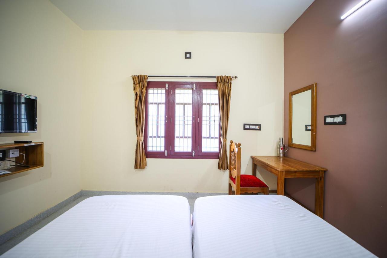 The Pothigai Palace Hotel Kuttālam Exterior foto