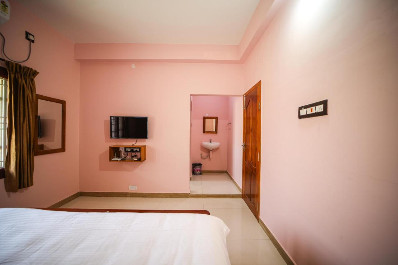 The Pothigai Palace Hotel Kuttālam Exterior foto